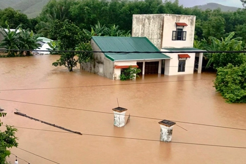 Mưa lũ tiếp diễn, nguy cơ gia tăng thiệt hại tại miền Trung