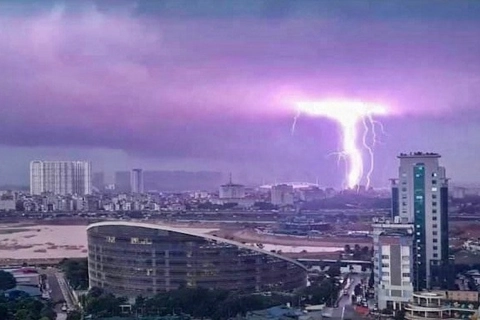 Sét đánh trúng người đi làm đồng, Hà Nội đưa ra cảnh báo