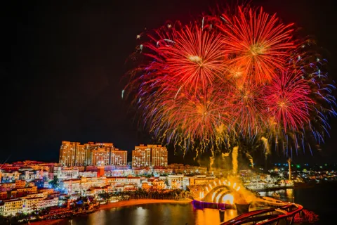 Trận địa pháo hoa lớn chưa từng có ở Hà Nội mừng Đại hội Đảng XIV
