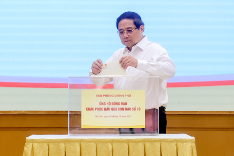 Thủ tướng Phạm Minh Chính và lãnh đạo Chính phủ ủng hộ đồng bào bị thiệt hại do bão số 10