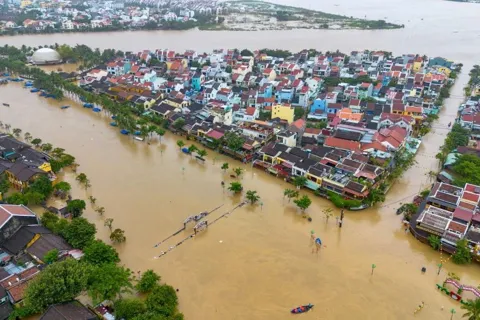 “Lũ chồng lũ” đe doạ miền Trung