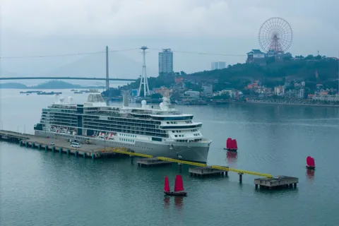 Du khách tàu biển đến vịnh Hạ Long được chào đón bằng âm nhạc