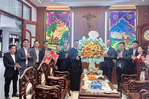 Lãnh đạo phường Đống Đa thăm, chúc mừng Nhà thờ Thái Hà nhân dịp Giáng sinh