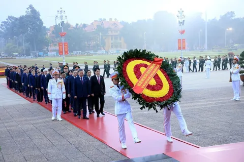 Các đại biểu dự Đại hội XIV vào Lăng viếng Chủ tịch Hồ Chí Minh, đặt hoa tại Đài tưởng niệm các Anh hùng liệt sĩ