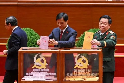 Các đại biểu bỏ phiếu bầu Ban Chấp hành Trung ương Đảng khóa XIV