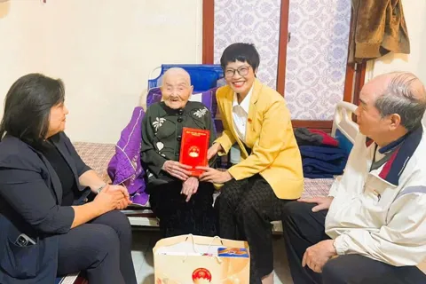 Phường Kim Liên thăm, tặng quà các gia đình chính sách dịp Tết Bính Ngọ 2026