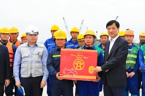 Bí thư Thành ủy Nguyễn Duy Ngọc động viên lực lượng thi công xuyên Tết tại dự án cầu Hồng Hà
