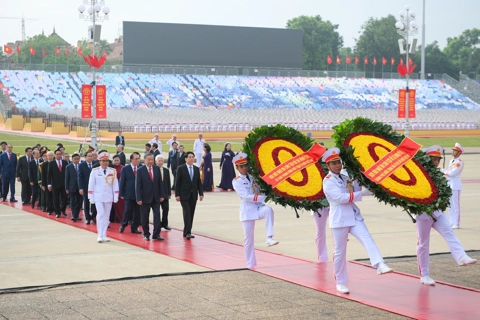 Lãnh đạo Đảng, Nhà nước và Thành phố Hà Nội viếng Chủ tịch Hồ Chí Minh, tưởng niệm các Anh hùng liệt sĩ
