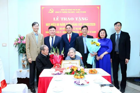 112 đảng viên phường Văn Miếu - Quốc Tử Giám vinh dự nhận Huy hiệu Đảng đợt 3/2