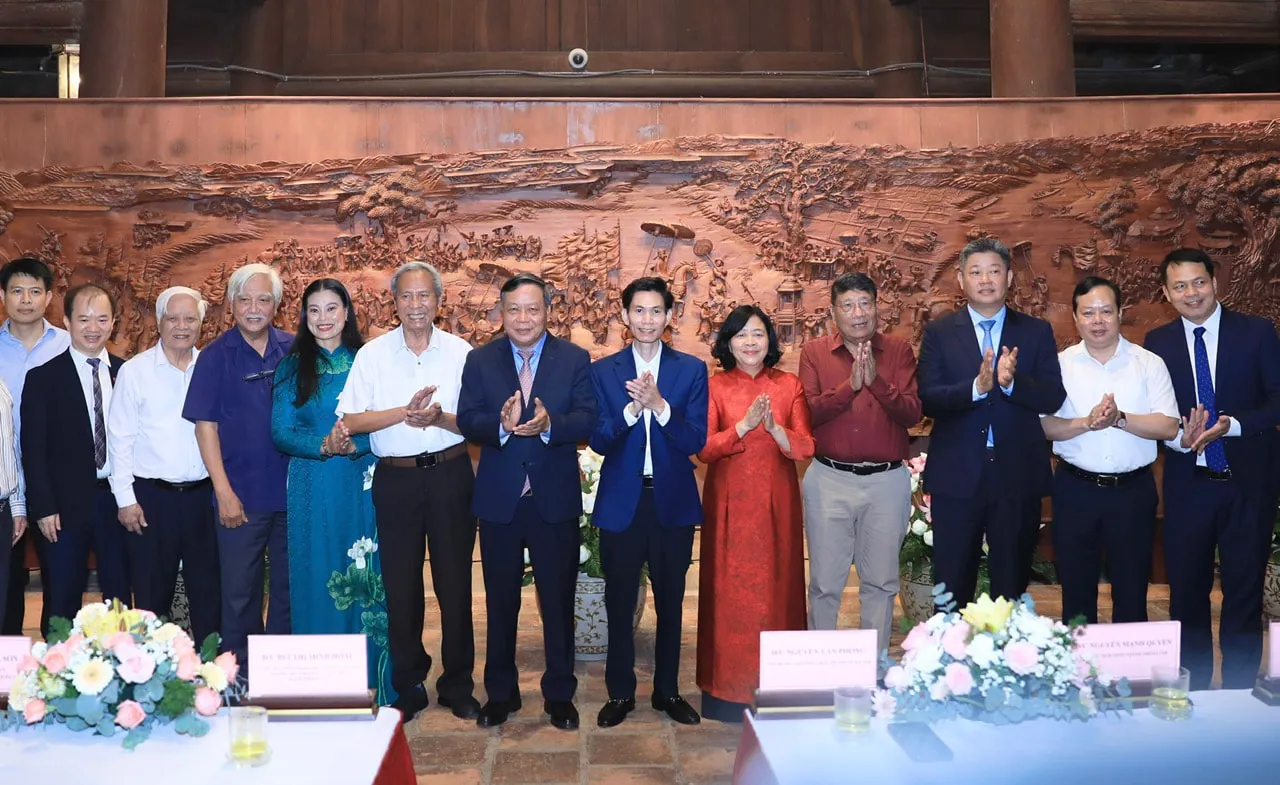 Hà Nội trao tác phẩm tranh gỗ “Vinh quy bái Tổ” tặng Văn Miếu - Quốc Tử Giám