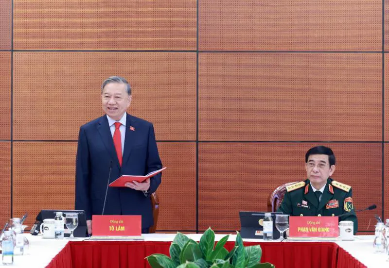 Các đại biểu thảo luận tại Đoàn về các văn kiện Đại hội XIV của Đảng