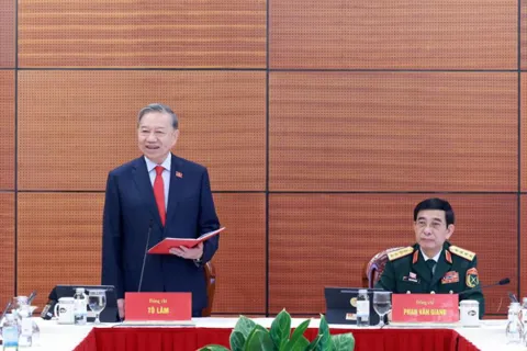 Các đại biểu thảo luận tại Đoàn về các văn kiện Đại hội XIV của Đảng