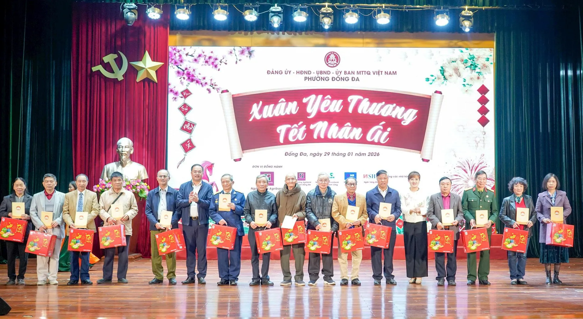 Phường Đống Đa trao hơn 1.000 suất quà nghĩa tình đến với người dân
