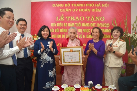 Bí thư Thành ủy Bùi Thị Minh Hoài trao Huy hiệu Đảng tại quận Hoàn Kiếm
