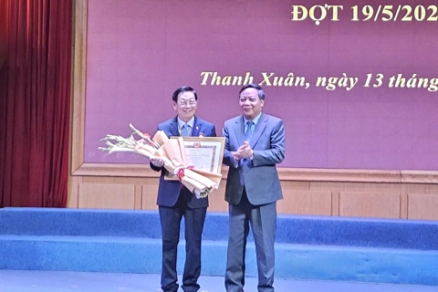 Phó Bí thư Thường trực Thành ủy Hà Nội Nguyễn Văn Phong trao Huy hiệu Đảng tại quận Thanh Xuân