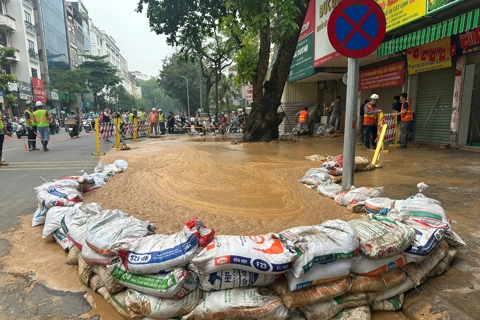 Bùn hầm ngầm metro Nhổn - Ga Hà Nội bất ngờ trào lên trên phố Cát Linh
