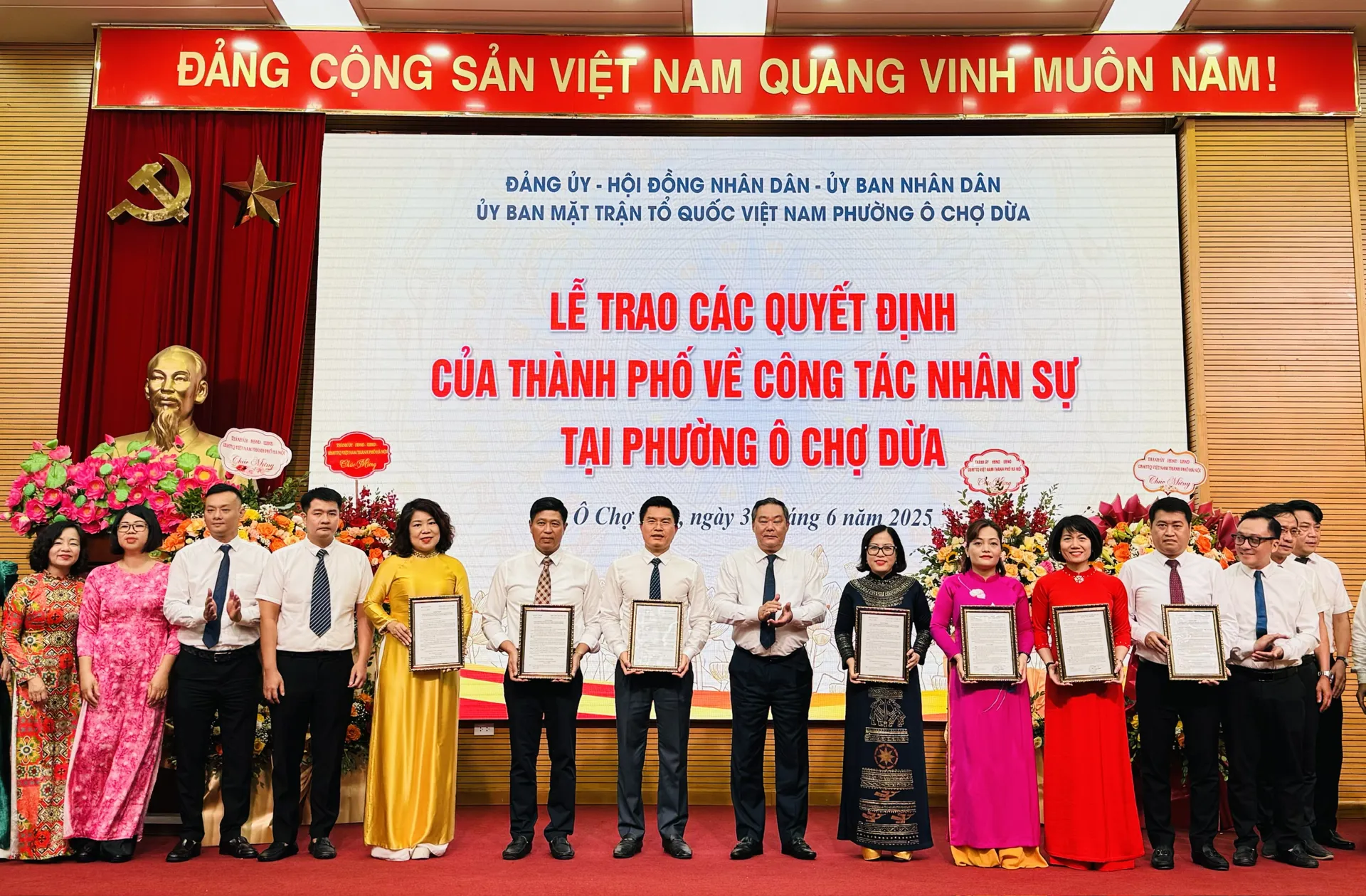 Công bố các Quyết định về tổ chức bộ máy phường Ô Chợ Dừa