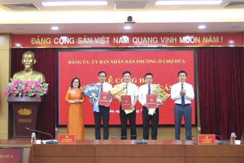 Phường Ô Chợ Dừa trao các quyết định về công tác cán bộ
