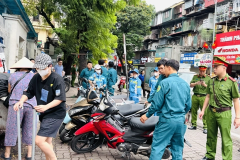 Phường Kim Liên ra quân đợt cao điểm đảm bảo trật tự đô thị, vệ sinh môi trường
