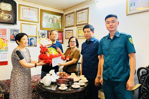 Phường Ô Chợ Dừa thăm, tặng quà các gia đình chính sách