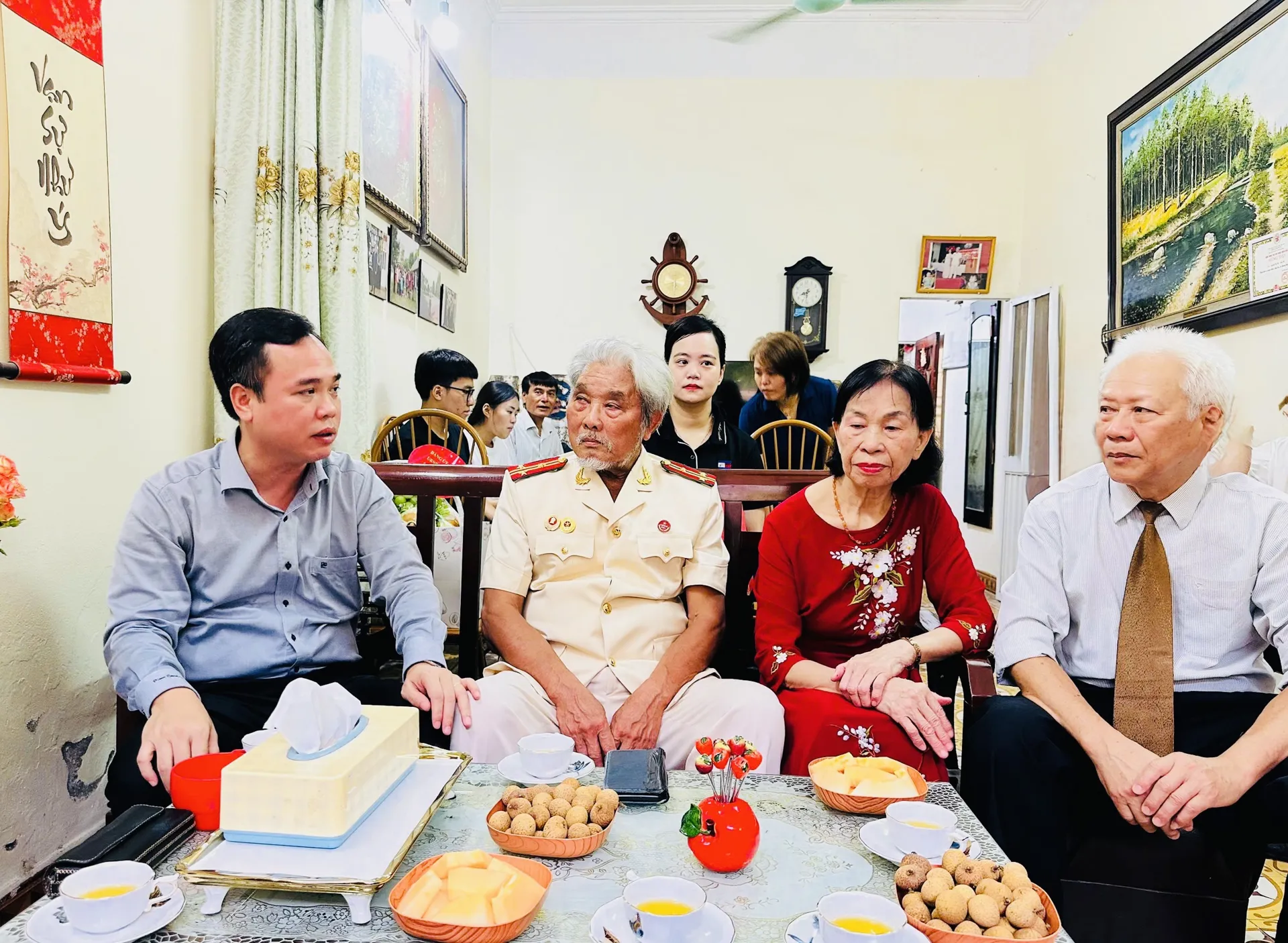 Phường Láng tổ chức thăm hỏi, tặng quà các gia đình chính sách