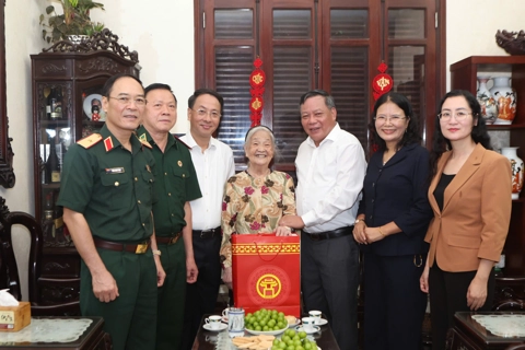 Lãnh đạo Thành phố thăm, tặng quà gia đình chính sách tại phường Đống Đa