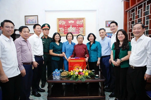 Bí thư Thành ủy Hà Nội Bùi Thị Minh Hoài thăm, tặng quà các thương binh, gia đình liệt sĩ
