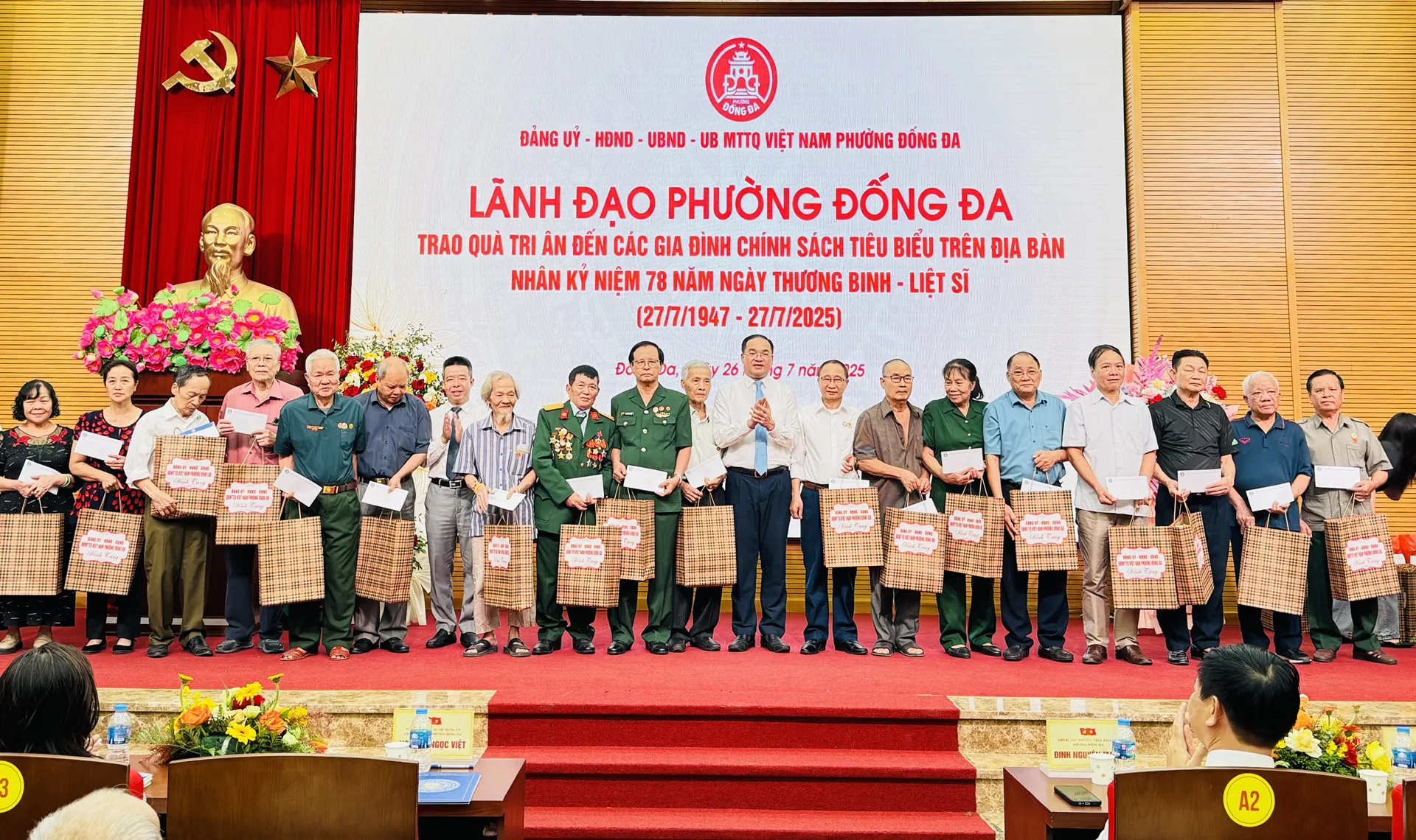 Phường Đống Đa gặp mặt, trao quà tri ân các gia đình chính sách tiêu biểu