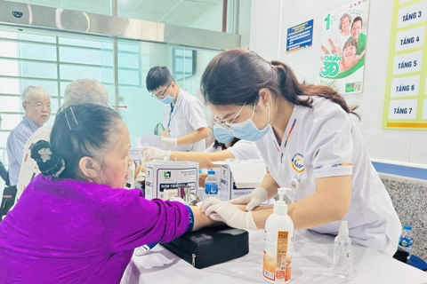 Phường Láng khám bệnh, tư vấn và tặng quà cho các đối tượng chính sách