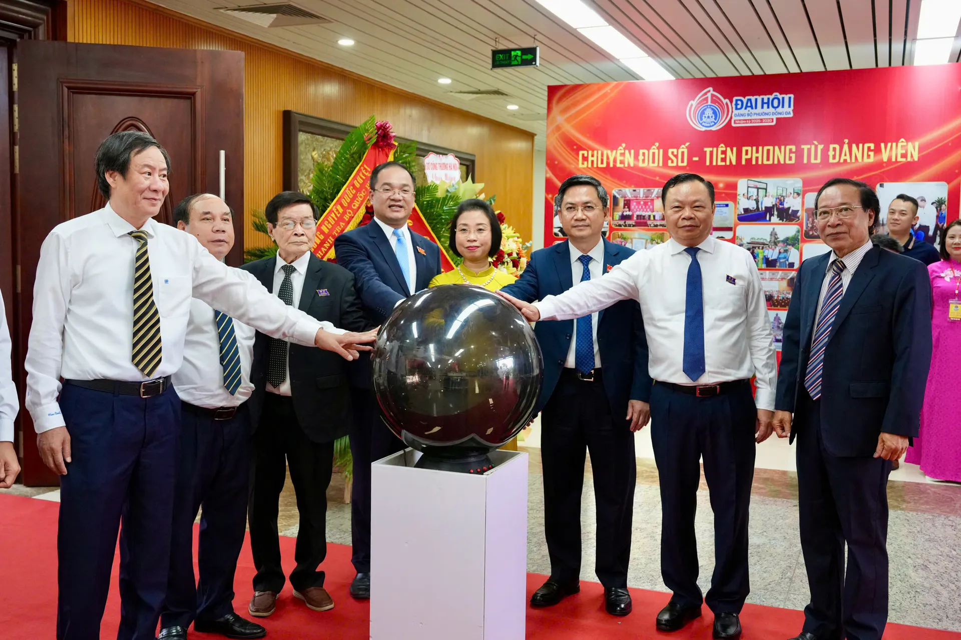 Phường Đống Đa khai mạc triển lãm "Chuyển đổi số - Tiên phong từ đảng viên”

