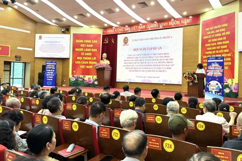 Phường Ô Chợ Dừa ra quân thực hiện chiến dịch 45 ngày đêm hỗ trợ chuyển đổi số
