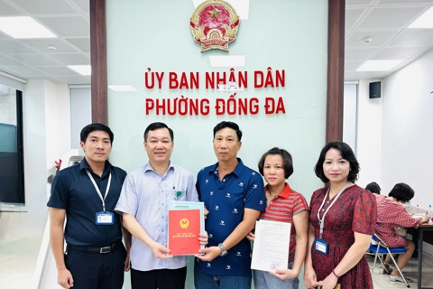 Phường Đống Đa trao giấy phép xây dựng đầu tiên sau khi vận hành mô hình chính quyền mới