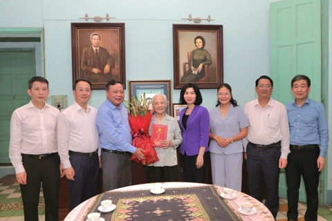 Lãnh đạo Thành phố Hà Nội thăm, tặng quà cán bộ lão thành cách mạng