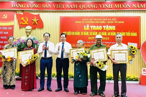 150 đảng viên phường Văn Miếu – Quốc Tử Giám vinh dự đón nhận Huy hiệu Đảng đợt 2/9
