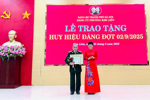 202 đảng viên phường Kim Liên vinh dự đón nhận Huy hiệu Đảng đợt 2/9