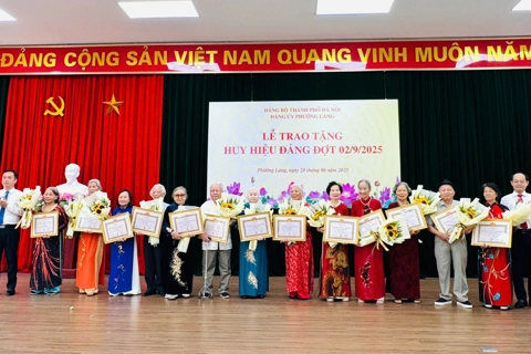102 đảng viên phường Láng vinh dự đón nhận Huy hiệu Đảng đợt 2/9