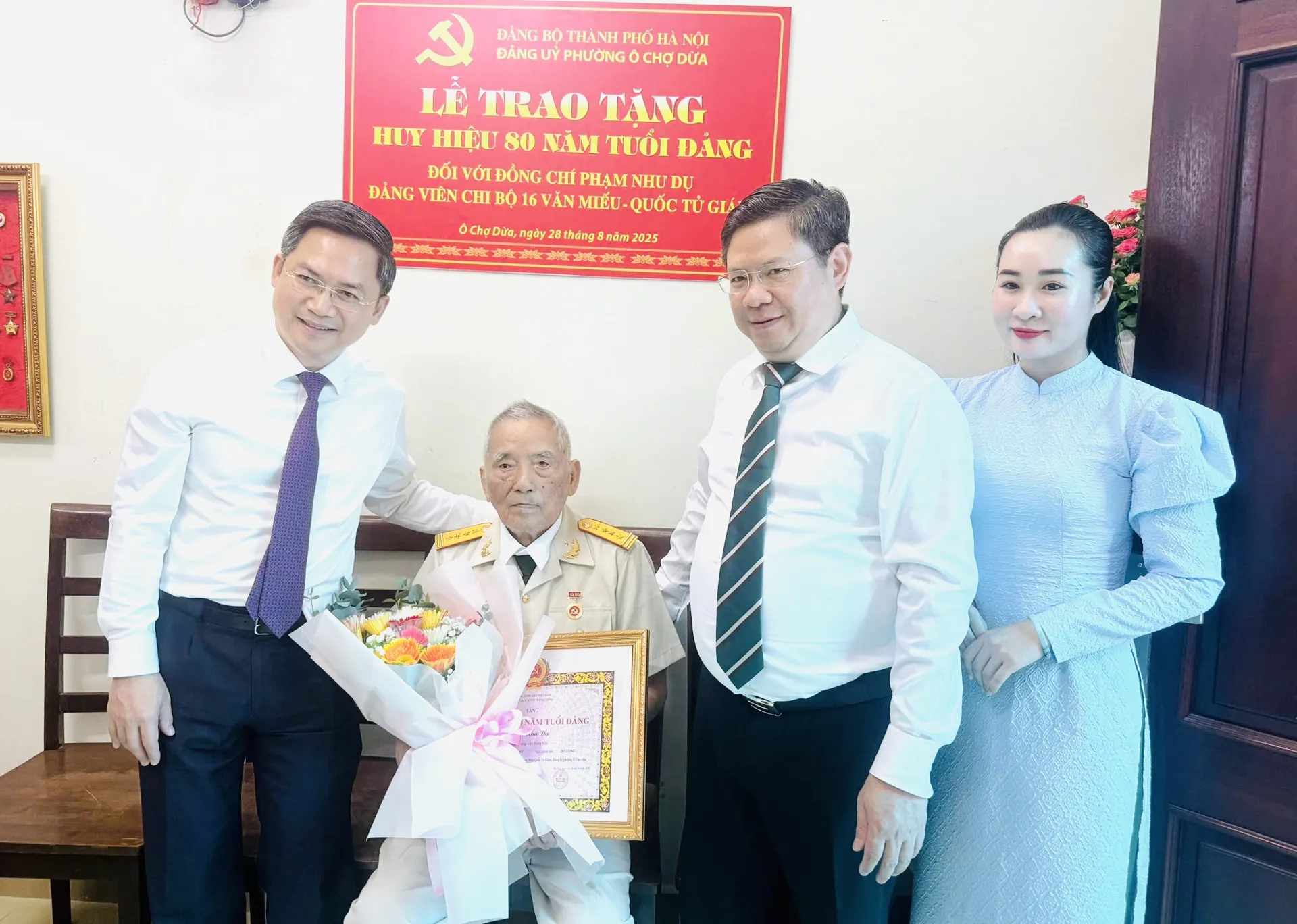 145 đảng viên phường Ô Chợ Dừa vinh dự được trao tặng Huy hiệu Đảng đợt 80 năm Quốc khánh 2/9
