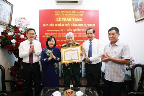 Bí thư Thành ủy Bùi Thị Minh Hoài trao Huy hiệu 80 năm tuổi Đảng cho Trung tướng Nguyễn Quốc Thước