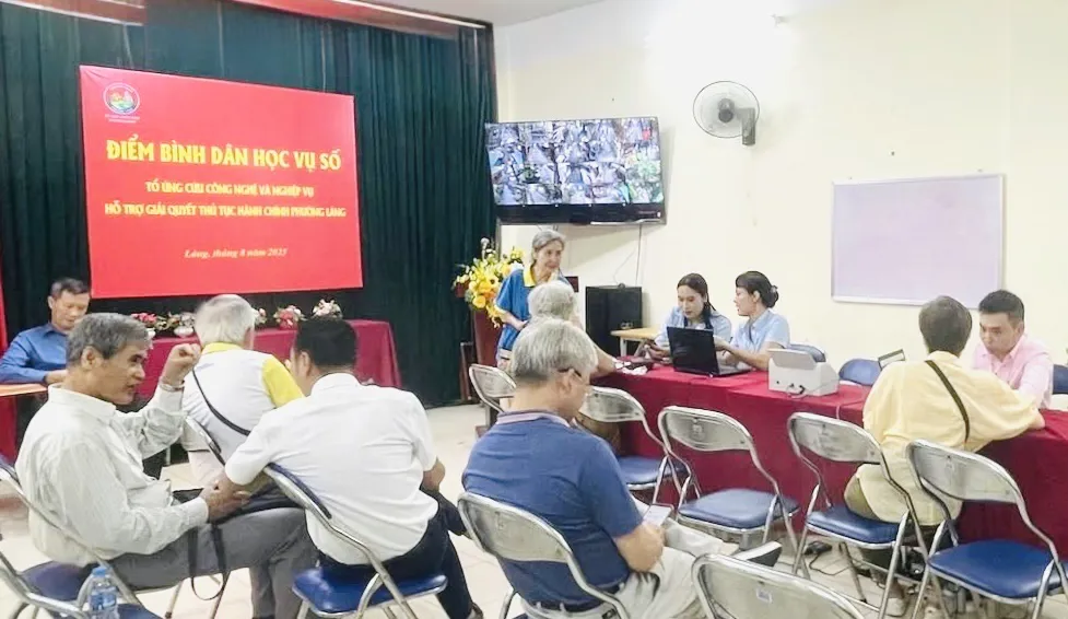 Phường Láng ra mắt 3 điểm “Bình dân học vụ số” lưu động