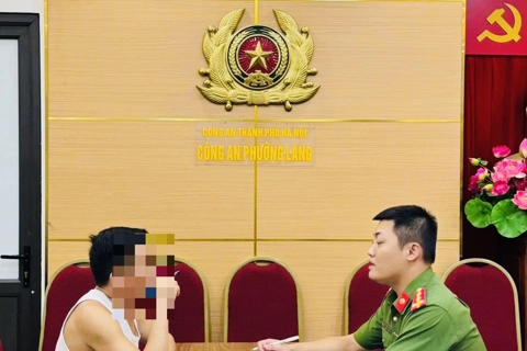 Công an phường Láng rà soát, xử phạt vi phạm lòng đường, vỉa hè để kinh doanh
