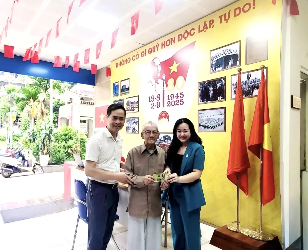 Phường Kim Liên đã chi trả hơn 2 tỷ đồng quà Quốc khánh 2/9 tới người dân
