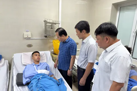 Lãnh đạo phường Văn Miếu – Quốc Tử Giám thăm hỏi chiến sĩ nghĩa vụ bị thương khi làm nhiệm vụ