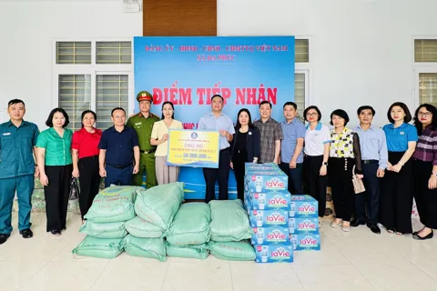 Phường Đống Đa trao quà ủng hộ người dân các xã bị ngập lụt tại Hà Nội