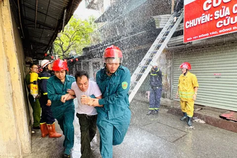 Phường Kim Liên diễn tập phương án chữa cháy, cứu nạn tại chợ A12 Khương Thượng