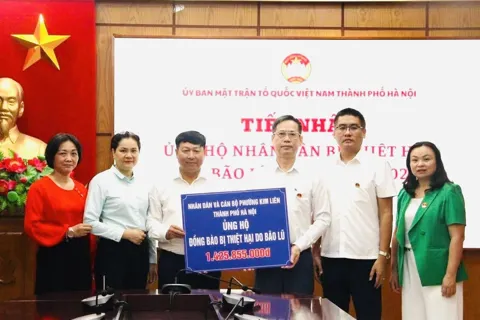 Cán bộ và Nhân dân phường Kim Liên chung tay ủng hộ đồng bào vùng lũ