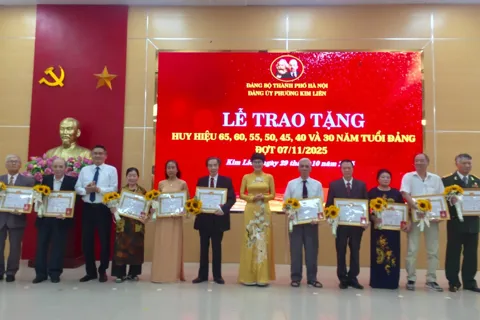 Đảng bộ phường Kim Liên trao Huy hiệu Đảng đợt 7/11