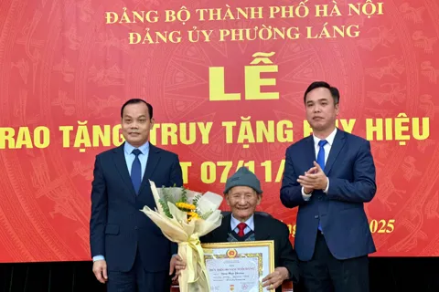 102 đồng chí đảng viên phường Láng được nhận Huy hiệu cao quý của Đảng