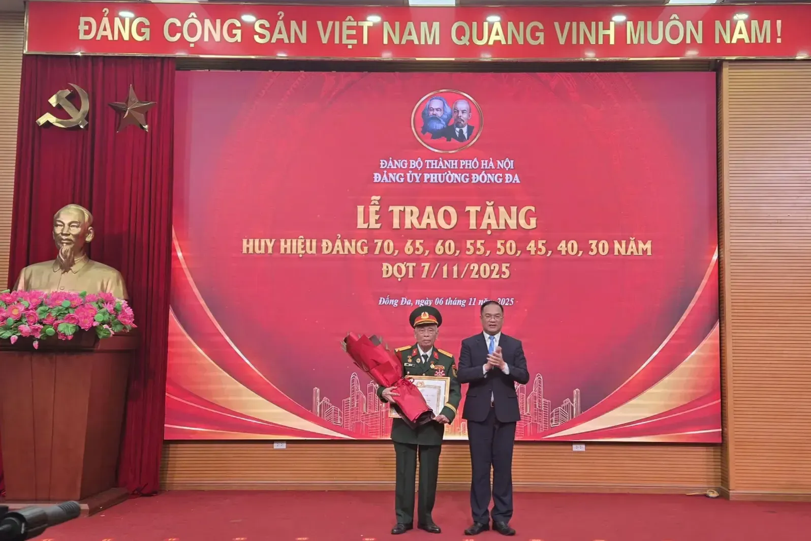 128 đồng chí đảng viên phường Đống Đa được nhận Huy hiệu cao quý của Đảng