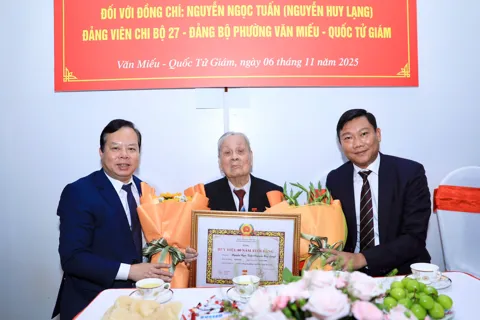 86 đảng viên phường Văn Miếu – Quốc Tử Giám nhận Huy hiệu cao quý của Đảng