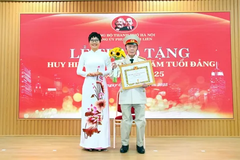 Phường Kim Liên trao Huy hiệu Đảng cho các đảng viên lão thành
